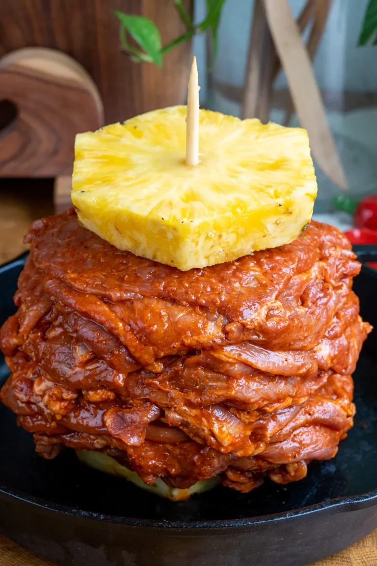¿Por qué los tacos al pastor llevan piña? Descubre el verdadero origen de esta combinación y las teorías que explican por qué este ingrediente se volvió indispensable.