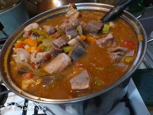 Descubre la historia de la cahuamanta sonorense, uno de los platillos más emblemáticos del norte de México. Conoce su origen, por qué cambió su receta original, cómo se prepara actualmente y dónde disfrutar esta tradición culinaria en Sonora.