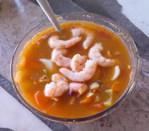Descubre la historia de la cahuamanta sonorense, uno de los platillos más emblemáticos del norte de México. Conoce su origen, por qué cambió su receta original, cómo se prepara actualmente y dónde disfrutar esta tradición culinaria en Sonora.
