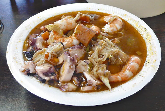 Descubre la historia de la cahuamanta sonorense, uno de los platillos más emblemáticos del norte de México. Conoce su origen, por qué cambió su receta original, cómo se prepara actualmente y dónde disfrutar esta tradición culinaria en Sonora.