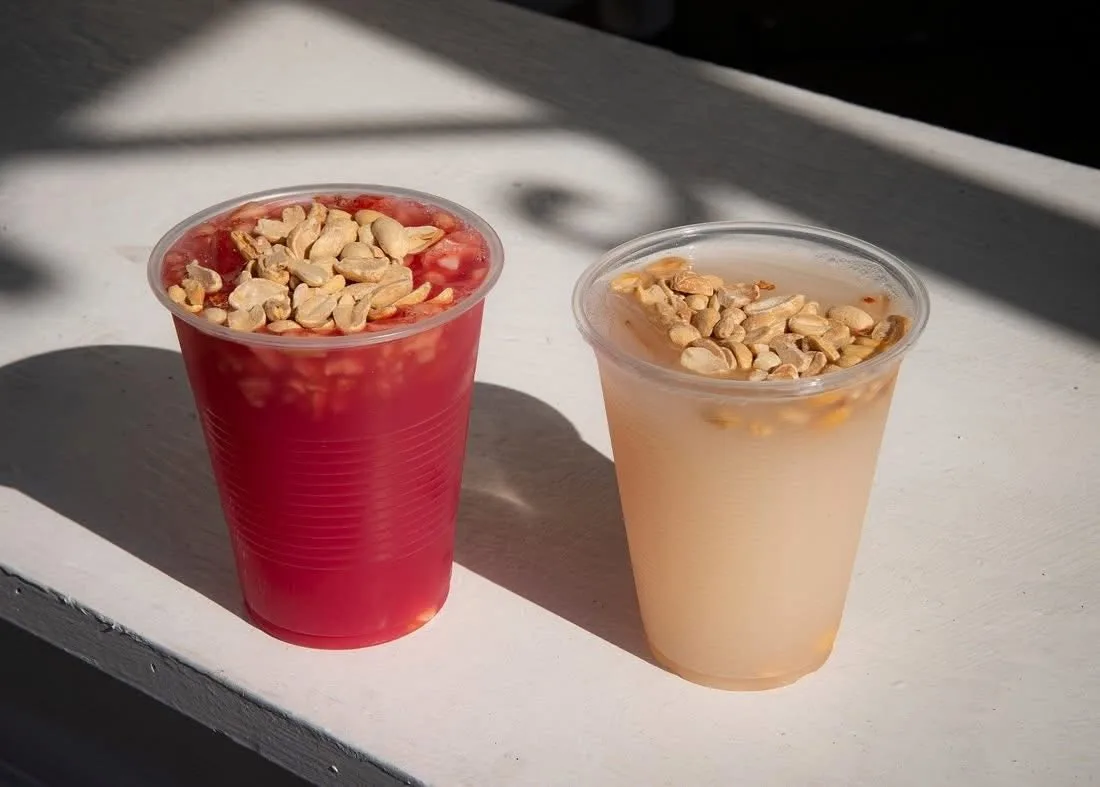 Descubre qué es la tuba, la bebida tradicional mexicana elaborada con la savia de la palma de coco. Conoce su origen filipino, cómo llegó a México, cómo se prepara y por qué sigue siendo uno de los sabores más representativos del Pacífico mexicano.