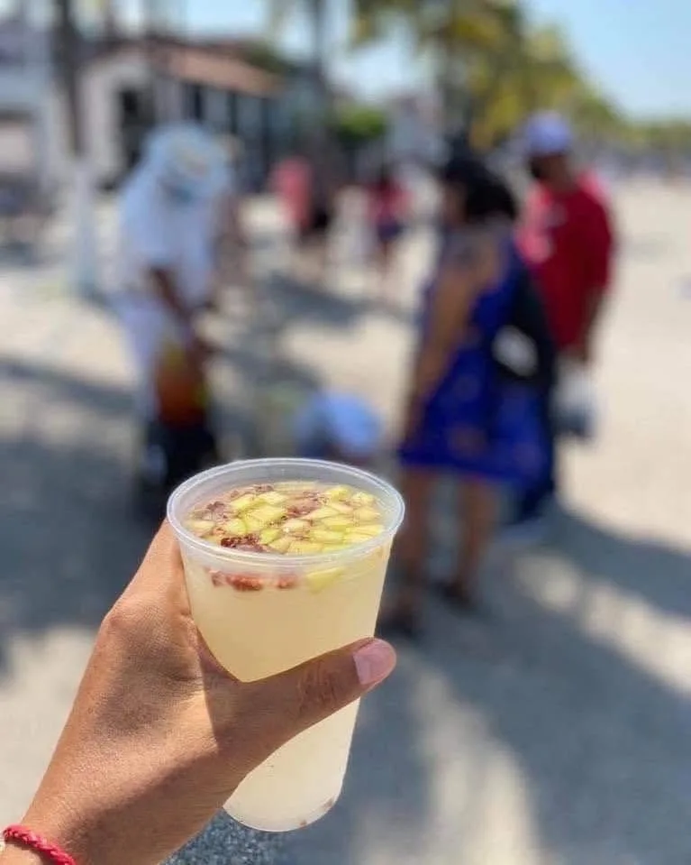 Descubre qué es la tuba, la bebida tradicional mexicana elaborada con la savia de la palma de coco. Conoce su origen filipino, cómo llegó a México, cómo se prepara y por qué sigue siendo uno de los sabores más representativos del Pacífico mexicano.