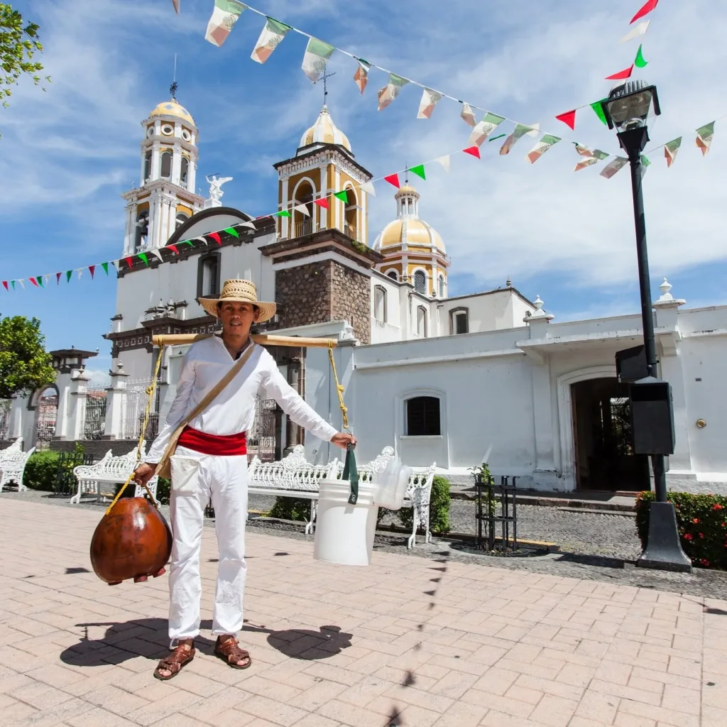 Descubre qué es la tuba, la bebida tradicional mexicana elaborada con la savia de la palma de coco. Conoce su origen filipino, cómo llegó a México, cómo se prepara y por qué sigue siendo uno de los sabores más representativos del Pacífico mexicano.
