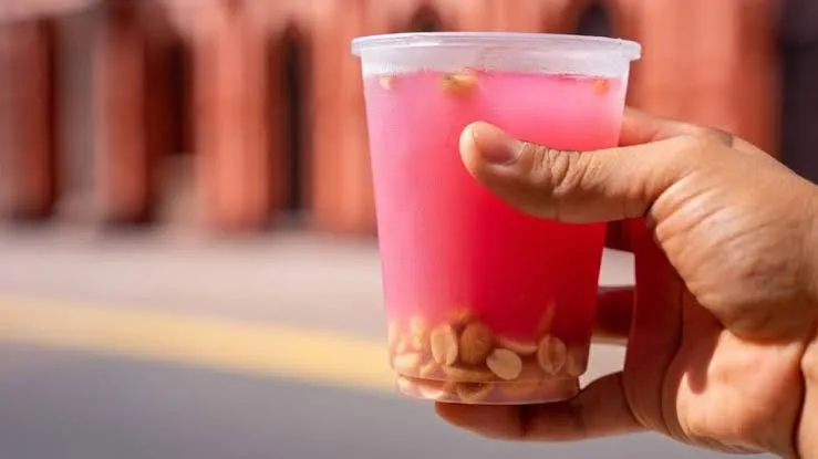 Descubre qué es la tuba, la bebida tradicional mexicana elaborada con la savia de la palma de coco. Conoce su origen filipino, cómo llegó a México, cómo se prepara y por qué sigue siendo uno de los sabores más representativos del Pacífico mexicano.