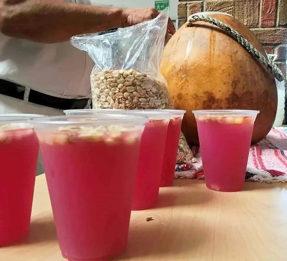 Descubre qué es la tuba, la bebida tradicional mexicana elaborada con la savia de la palma de coco. Conoce su origen filipino, cómo llegó a México, cómo se prepara y por qué sigue siendo uno de los sabores más representativos del Pacífico mexicano.