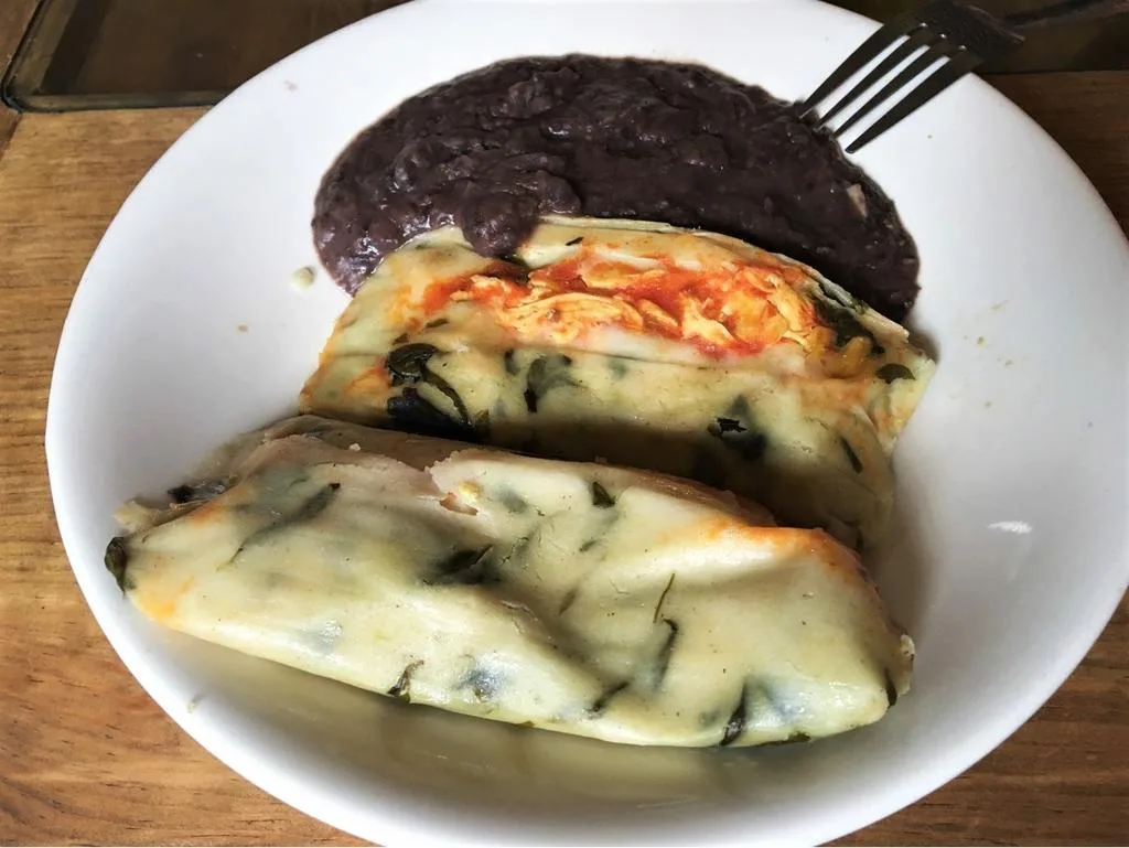 Descubre qué son los tamales de chipilín, su profundo origen prehispánico, sus propiedades nutricionales y la receta tradicional paso a paso para prepararlos en casa.