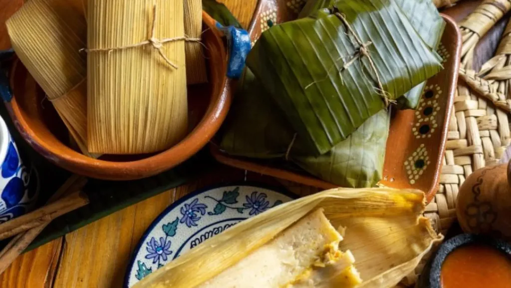 Descubre qué son los tamales de chipilín, su profundo origen prehispánico, sus propiedades nutricionales y la receta tradicional paso a paso para prepararlos en casa.