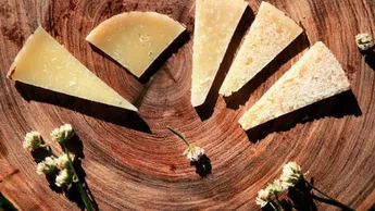 Descubre qué hace único al queso Cotija, uno de los quesos más emblemáticos de México. Conoce su historia, origen, proceso artesanal, características y por qué es considerado el "parmesano mexicano".