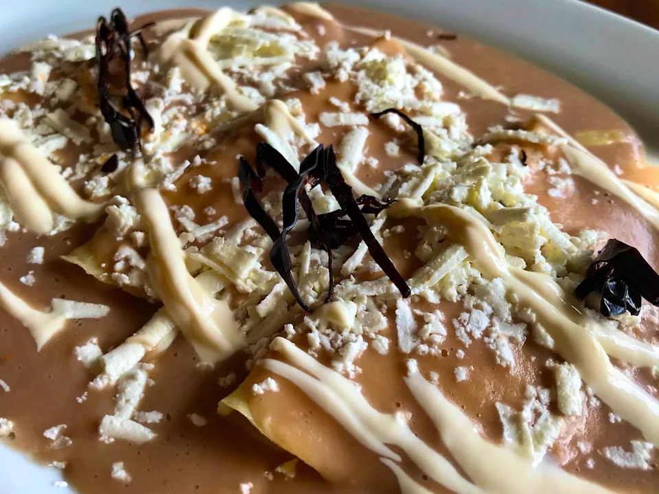 Descubre qué hace único al queso Cotija, uno de los quesos más emblemáticos de México. Conoce su historia, origen, proceso artesanal, características y por qué es considerado el "parmesano mexicano".