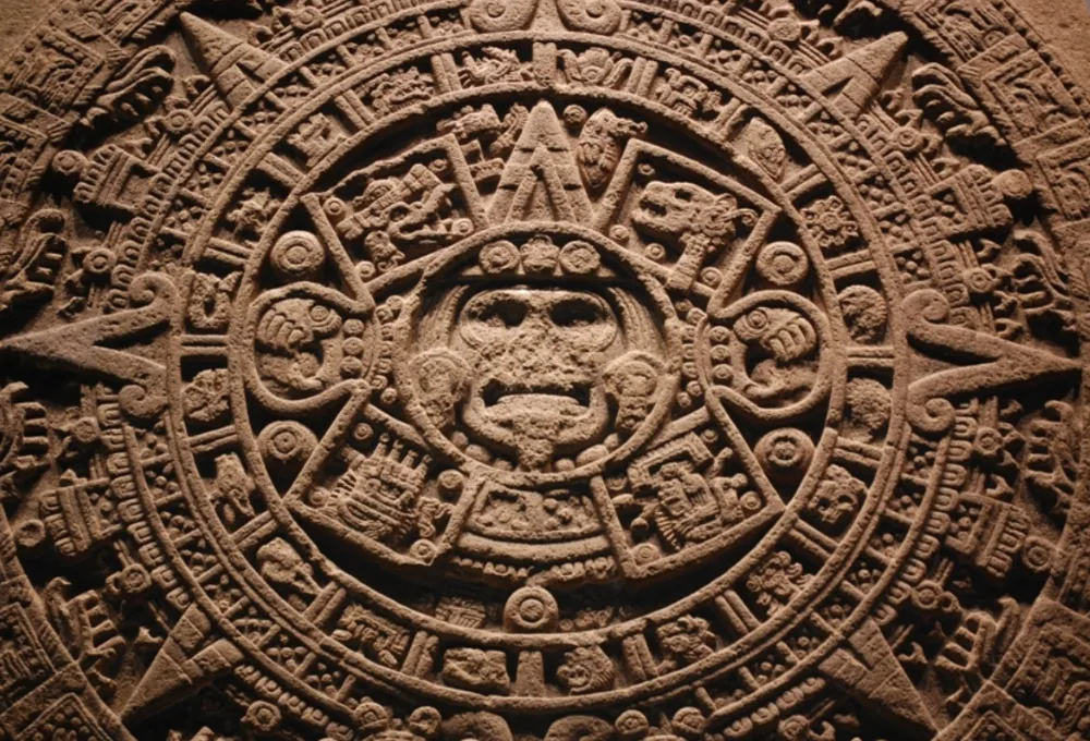 La "Piedra del Sol", mejor conocido como "Calendario Azteca”. 
