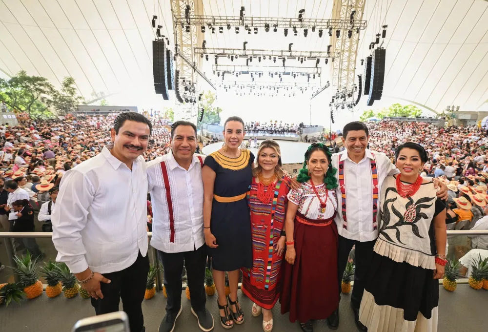Secretaria de Turismo del Gobierno de México, Josefina Rodríguez Zamora, en compañía del gobernador de Oaxaca, Salomón Jara Cruz.