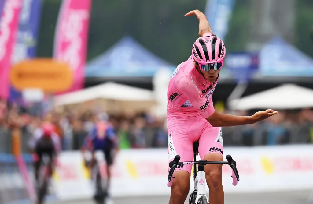 Conoce quién es Isaac del Toro, el ciclista mexicano que conquistó al mundo con su actuación en el Tour de Francia. Descubre su historia, trayectoria, logros y por qué es considerado una de las mayores promesas del ciclismo internacional.