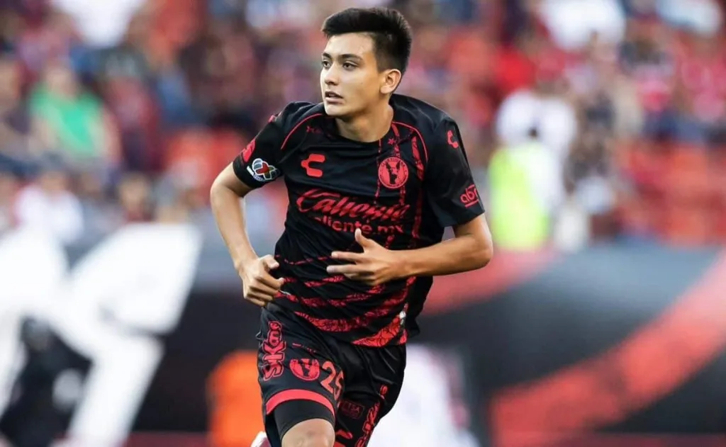 Descubre quién es Gilberto Mora, la joven promesa del fútbol mexicano. Conoce su historia, sus inicios en el fútbol, su explosión en la Liga MX, su papel con la Selección Mexicana y por qué muchos lo consideran el futuro del Tri