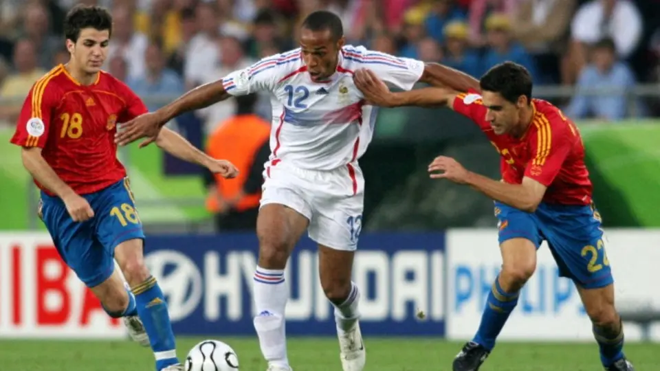 Descubre la historia de la rivalidad entre España y Francia, dos gigantes del fútbol europeo que han protagonizado partidos inolvidables en Mundiales, Eurocopas y la Nations League. Conoce cómo nació este duelo y por qué sigue emocionando a millones. Y tú ¿ a qué selección le vas?