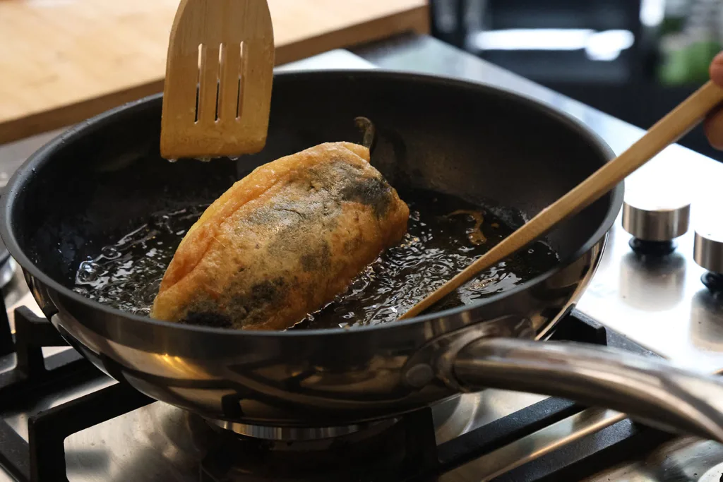 Descubre qué es el chile en nogada, cuál es su origen, por qué se relaciona con la Independencia de México y qué hace de este platillo una de las joyas más importantes de la gastronomía mexicana.