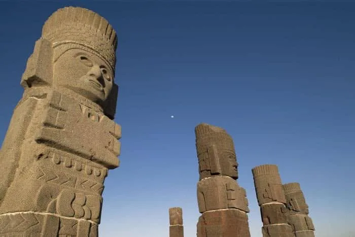 ¿Quiénes eran los Gigantes de Tula y qué protegían las colosales estatuas toltecas?