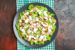 La Ensalada Caesar nació en Tijuana en 1924, cuando el restaurantero Cesare Cardini improvisó una receta con los ingredientes que aún quedaban en su cocina./Foto:Magnific