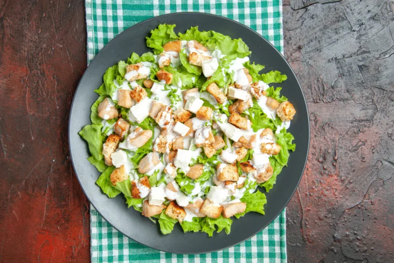 La Ensalada Caesar nació en Tijuana en 1924, cuando el restaurantero Cesare Cardini improvisó una receta con los ingredientes que aún quedaban en su cocina./Foto:Magnific