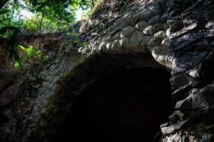 A unos pasos del Castillo de Chapultepec, una pequeña cavidad conduce hacia una historia mucho más profunda: Cincalco, la antigua “casa de mazorcas” donde la tierra, el maíz y el mundo subterráneo se encontraron en la cosmovisión mesoamericana./Foto: X Bosques de Chapultepec