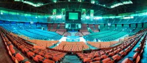 Las luces se apagan, comienza la música y una máscara aparece entre el humo. En la Arena México bastan unos segundos para que una persona deje atrás su identidad y se convierta en leyenda./Foto: Wikimedia Commons