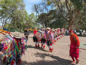 Cuando decenas de sonajas comienzan a sonar al mismo tiempo, Tuxpan recuerda por qué la danza no es solamente espectáculo: es una tradición que une generaciones y mantiene viva la memoria de la comunidad./Cultura Jalisco