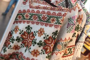Hilo por hilo y puntada por puntada, los pueblos mazahua y otomí han convertido el textil en un lenguaje capaz de preservar identidad, memoria y conocimientos durante generaciones./Foto: Secretaría de Cultura
