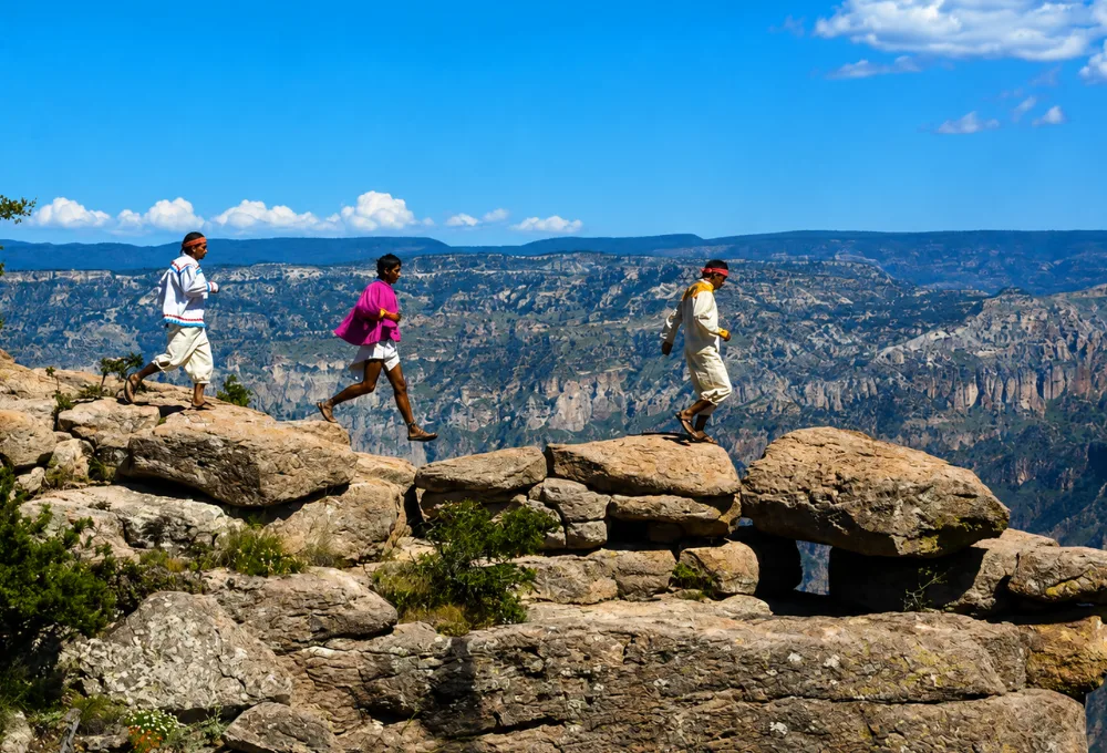 Descubre quiénes son los Rarámuris, los legendarios corredores de la Sierra Tarahumara. Conoce por qué son tan buenos para correr, su historia y cómo dominan los ultramaratones.