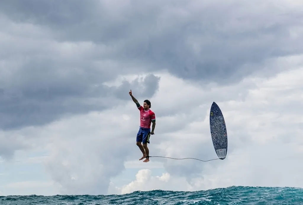 Un recorrido por la historia del primer surfista mexicano en los Juegos Olímpicos y en las altas esferas del surf mundial. ¿Sabías algo acerca de él?