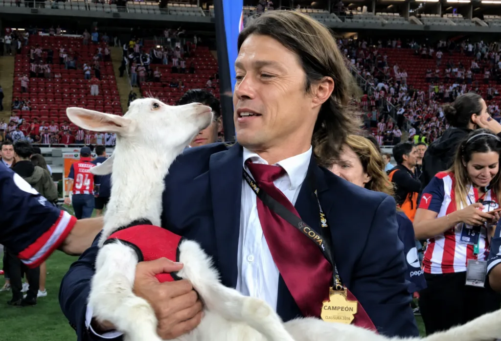 Descubre la historia, rivalidad y estadísticas del Clásico Nacional entre América y Chivas. ¿Quién es el más grande de la Liga MX?
