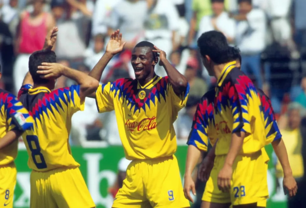 Descubre la historia, rivalidad y estadísticas del Clásico Nacional entre América y Chivas. ¿Quién es el más grande de la Liga MX?