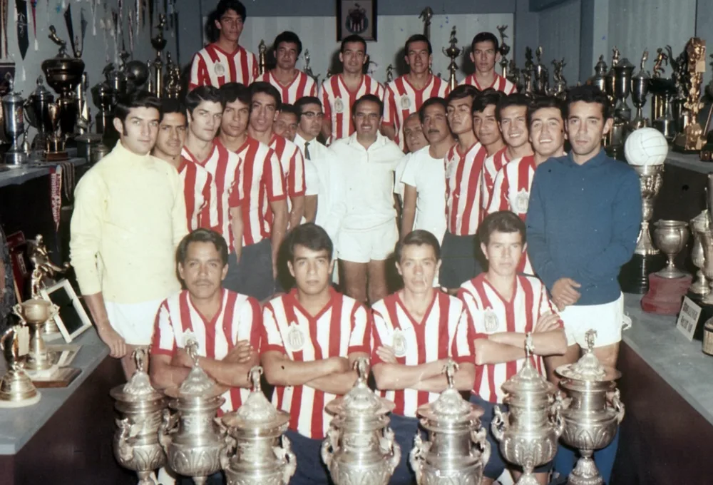Descubre la historia, rivalidad y estadísticas del Clásico Nacional entre América y Chivas. ¿Quién es el más grande de la Liga MX?
