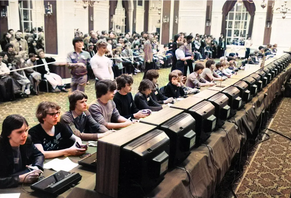 Descubre la historia de los e-sports, la evolución del gaming competitivo en México, sus máximos exponentes y si los videojuegos son considerados deporte oficial.