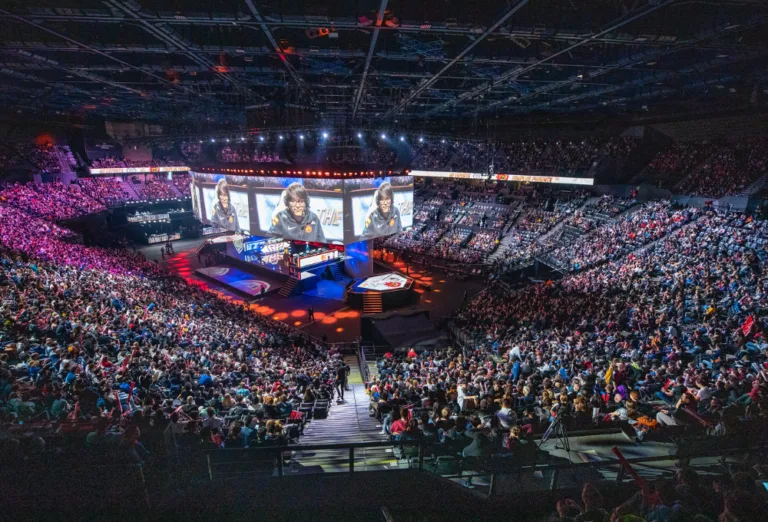 Descubre la historia de los e-sports, la evolución del gaming competitivo en México, sus máximos exponentes y si los videojuegos son considerados deporte oficial.