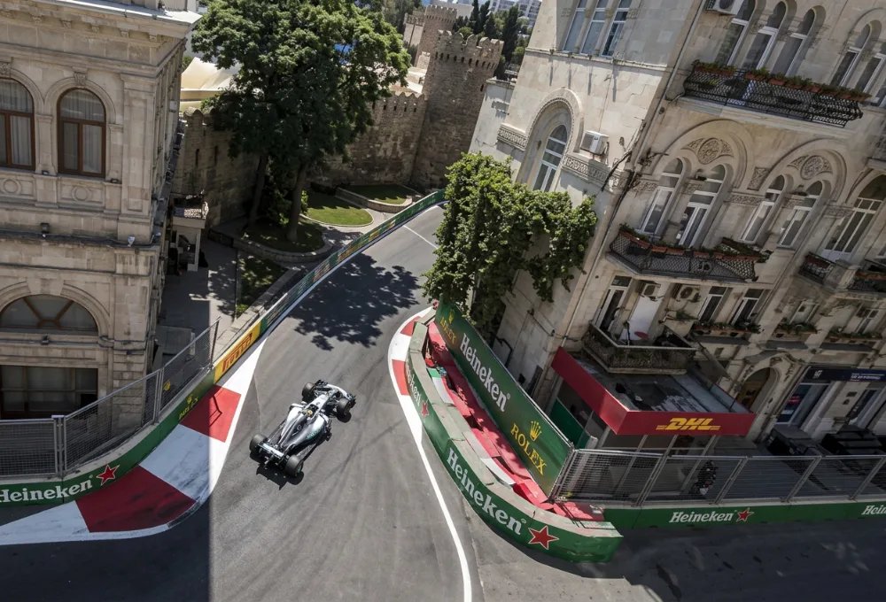 Descubre el panorama de Checo Pérez con Cadillac, horarios, favoritos y la historia del piloto mexicano en el circuito callejero de Bakú.