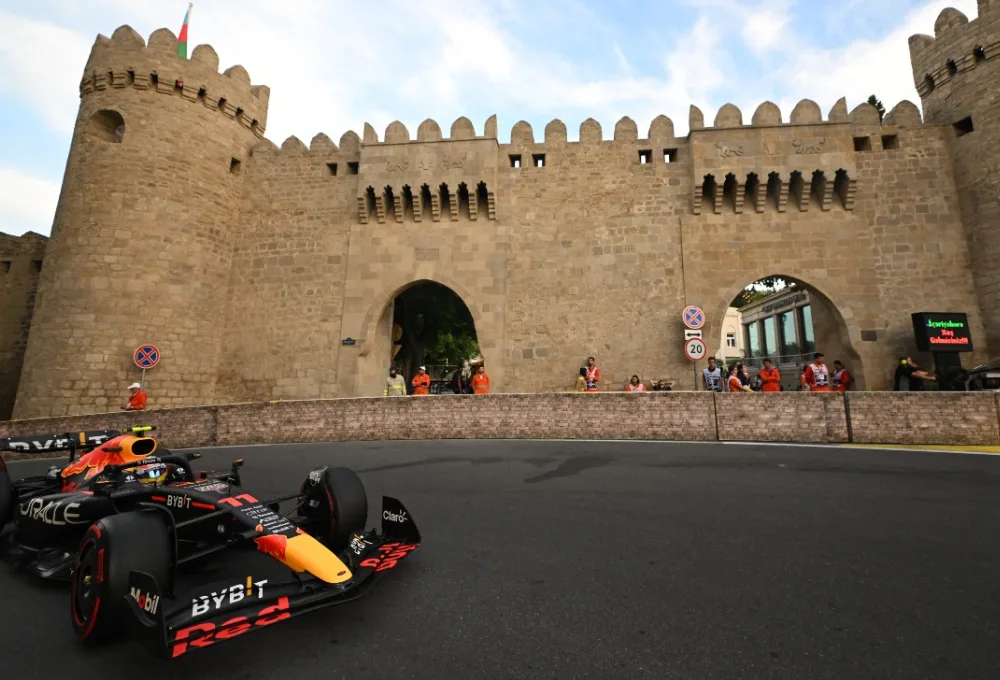 Descubre el panorama de Checo Pérez con Cadillac, horarios, favoritos y la historia del piloto mexicano en el circuito callejero de Bakú.