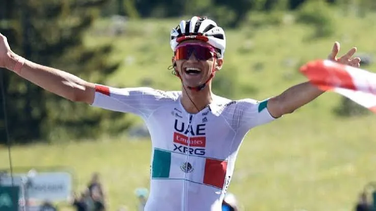 Conoce la historia de Isaac Del Toro, el ciclista mexicano de 22 años que brilla en el UAE Team Emirates junto a Tadej Pogačar. Descubre sus logros y su camino al éxito.