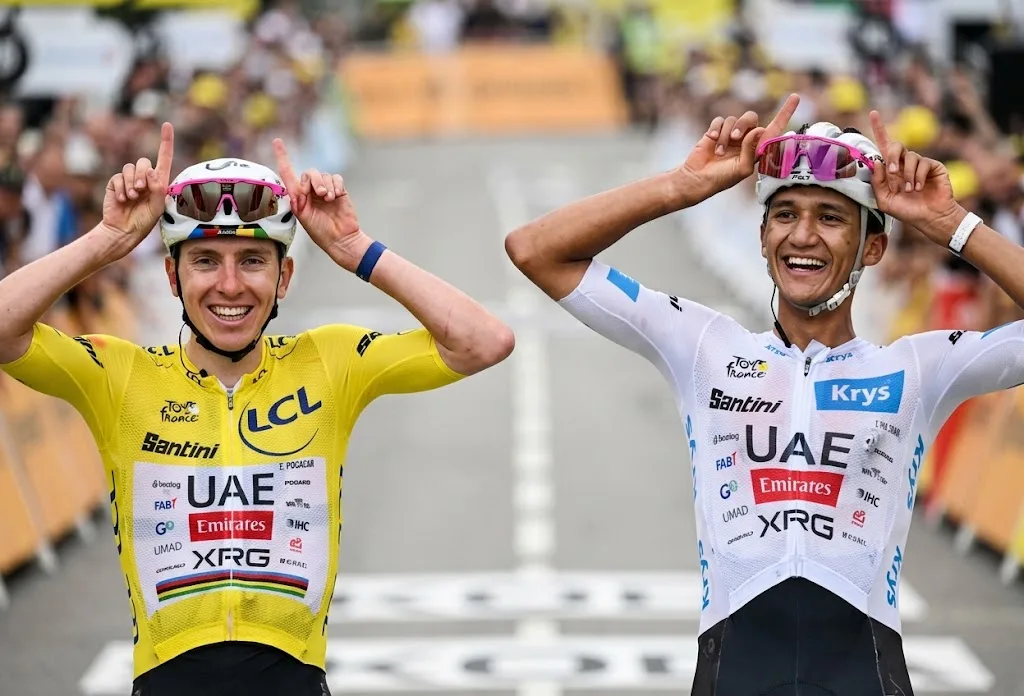 Conoce la historia de Isaac Del Toro, el ciclista mexicano de 22 años que brilla en el UAE Team Emirates junto a Tadej Pogačar. Descubre sus logros y su camino al éxito.