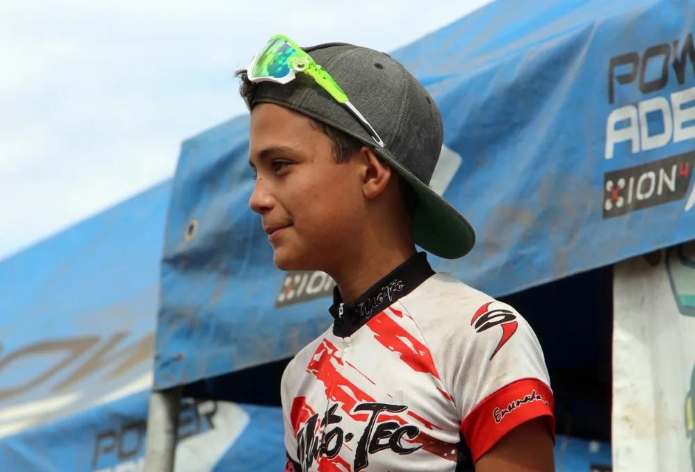 Conoce la historia de Isaac Del Toro, el ciclista mexicano de 22 años que brilla en el UAE Team Emirates junto a Tadej Pogačar. Descubre sus logros y su camino al éxito.