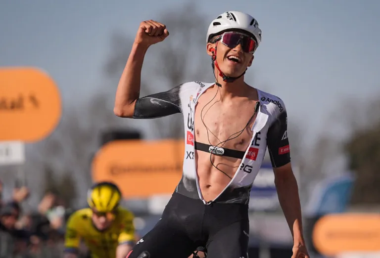 Conoce la historia de Isaac Del Toro, el ciclista mexicano de 22 años que brilla en el UAE Team Emirates junto a Tadej Pogačar. Descubre sus logros y su camino al éxito.