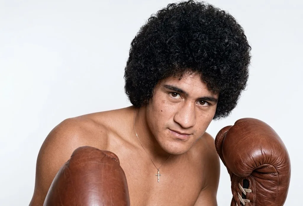 Descubre la historia, el estilo revolucionario y la trágica partida de Salvador Sánchez, el legendario campeón mexicano del peso pluma.