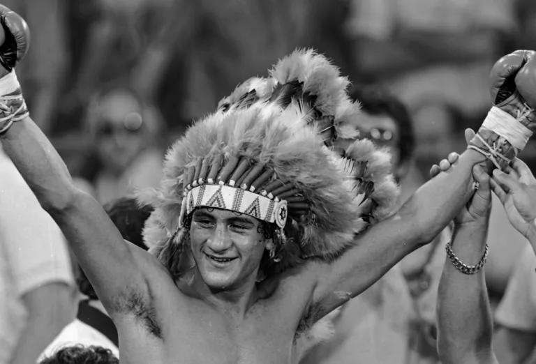 Descubre la historia, el estilo revolucionario y la trágica partida de Salvador Sánchez, el legendario campeón mexicano del peso pluma.