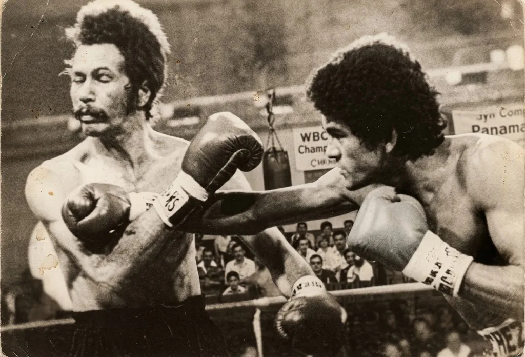 Descubre la historia, el estilo revolucionario y la trágica partida de Salvador Sánchez, el legendario campeón mexicano del peso pluma.