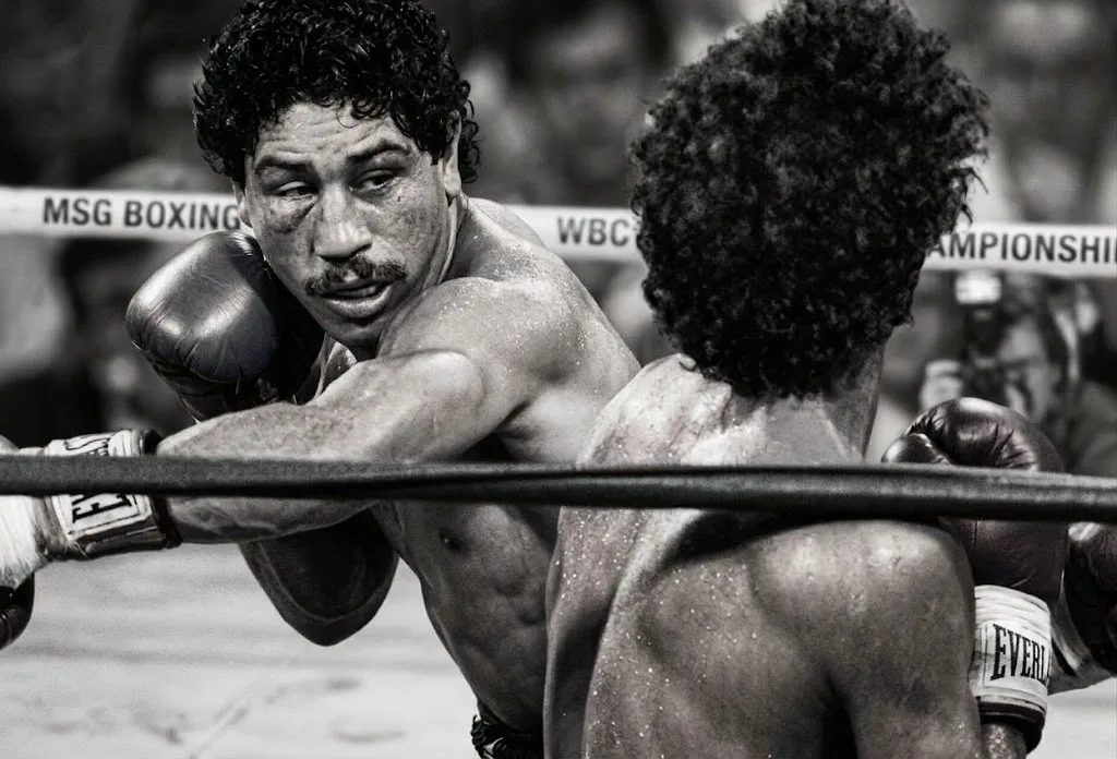 Descubre la historia, el estilo revolucionario y la trágica partida de Salvador Sánchez, el legendario campeón mexicano del peso pluma.