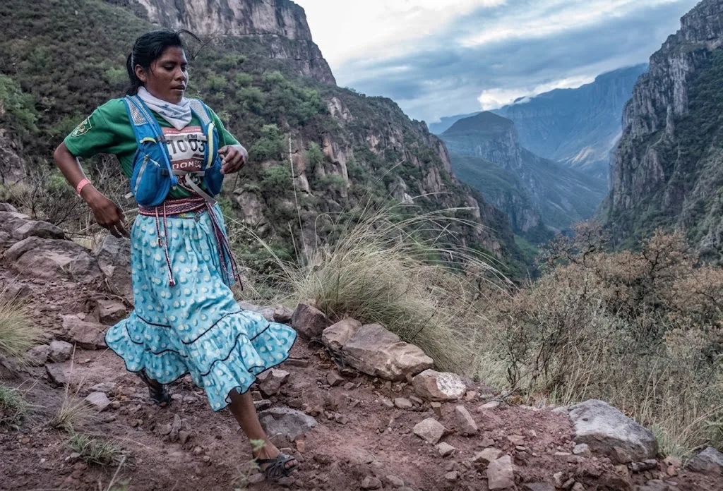 Descubre quiénes son los Rarámuris, los legendarios corredores de la Sierra Tarahumara. Conoce por qué son tan buenos para correr, su historia y cómo dominan los ultramaratones.