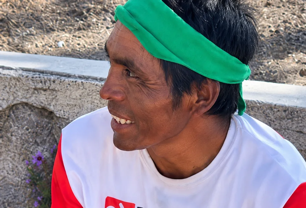 Descubre quiénes son los Rarámuris, los legendarios corredores de la Sierra Tarahumara. Conoce por qué son tan buenos para correr, su historia y cómo dominan los ultramaratones.