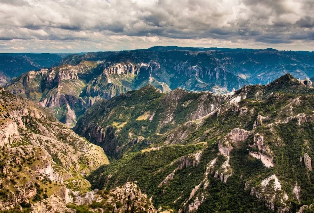 Descubre quiénes son los Rarámuris, los legendarios corredores de la Sierra Tarahumara. Conoce por qué son tan buenos para correr, su historia y cómo dominan los ultramaratones.