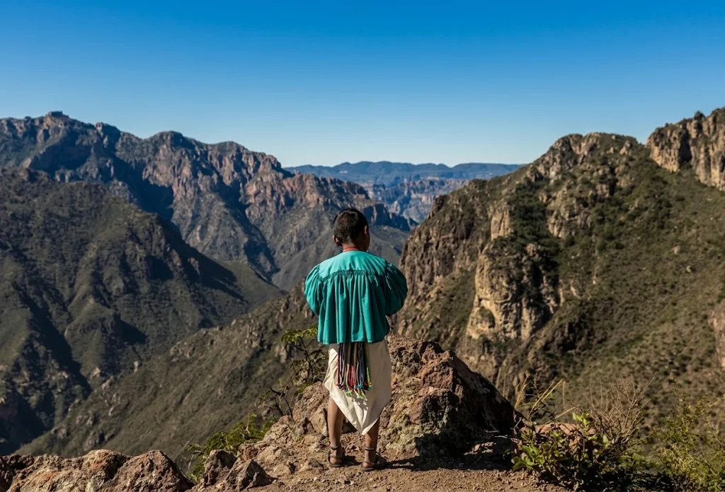 Descubre quiénes son los Rarámuris, los legendarios corredores de la Sierra Tarahumara. Conoce por qué son tan buenos para correr, su historia y cómo dominan los ultramaratones.
