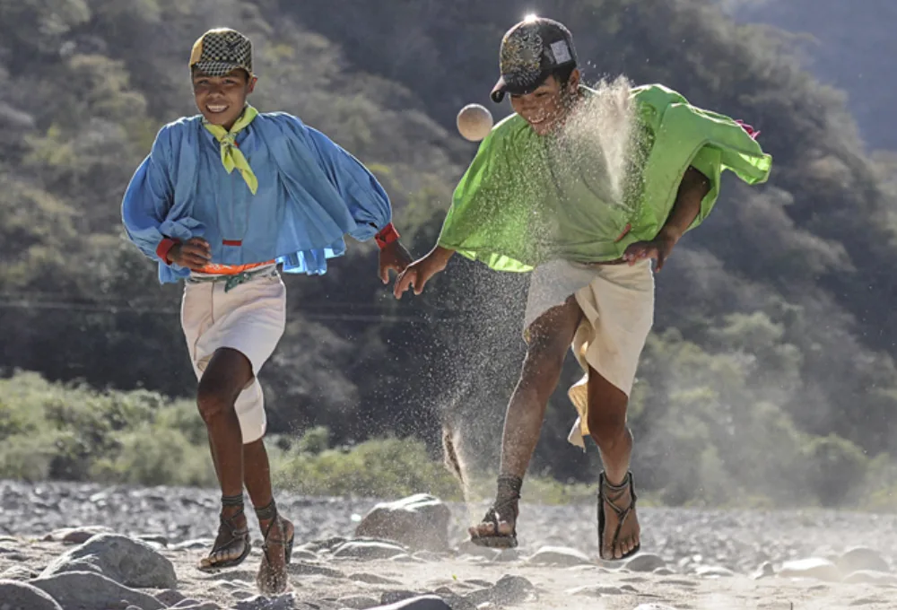 Descubre quiénes son los Rarámuris, los legendarios corredores de la Sierra Tarahumara. Conoce por qué son tan buenos para correr, su historia y cómo dominan los ultramaratones.
