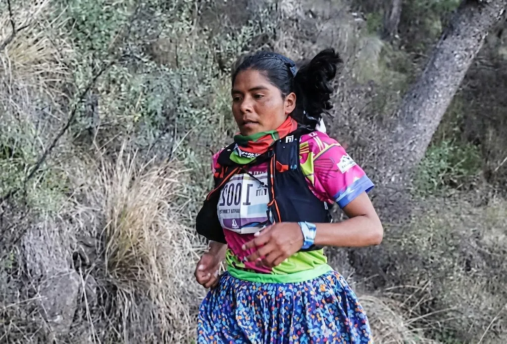 Descubre quiénes son los Rarámuris, los legendarios corredores de la Sierra Tarahumara. Conoce por qué son tan buenos para correr, su historia y cómo dominan los ultramaratones.