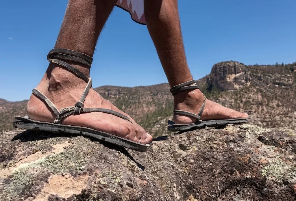 Descubre quiénes son los Rarámuris, los legendarios corredores de la Sierra Tarahumara. Conoce por qué son tan buenos para correr, su historia y cómo dominan los ultramaratones.